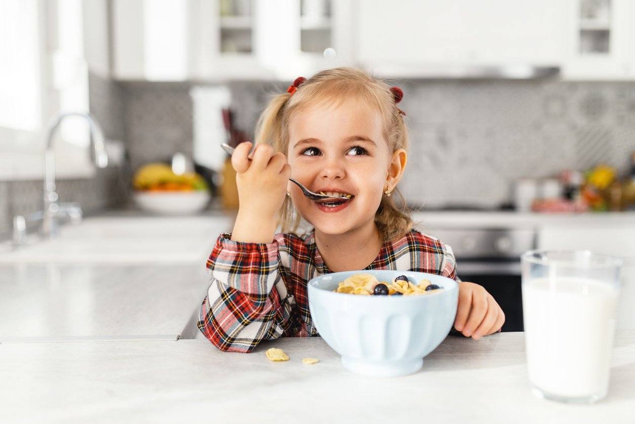 This Portable Cup Let's Your Kids Eat Cereal On-The-Go Without Making A  Mess Kids Activities Blog